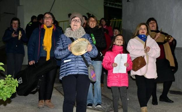 1. En Algatocín, los días previos a la Navidad madrugan para cantar villancicos