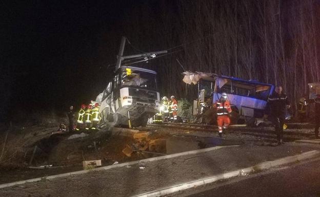 Labores de rescate tras el accidente. 