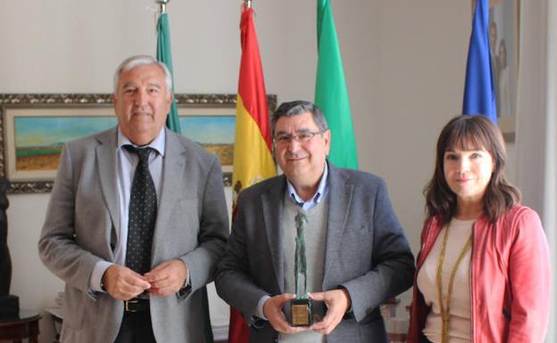 Marcelino Méndez-Trelles, Antonio Moreno Ferrer y María José Roberto posan con el galardón. 