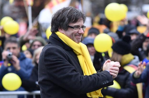 Carles Puigdemont, durante la marcha a favor de la secesión que tuvo lugar en Bruselas el pasado 6 de diciembre. :: D. Waem / afp
