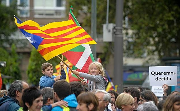 Dos niños hacen flamear la estelada y la ikurriña en una manifestación en Bilbao el pasado mes de septiembre.