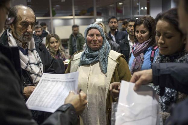 Fotografía de archivo de un grupo de refugiados en Málaga. :: sur