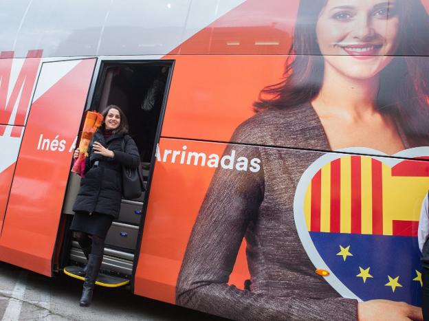 Inés Arrimadas baja ayer del autobús de campaña, tras un recorrido entre Figueras y Girona. :: enric fontcuberta / efe