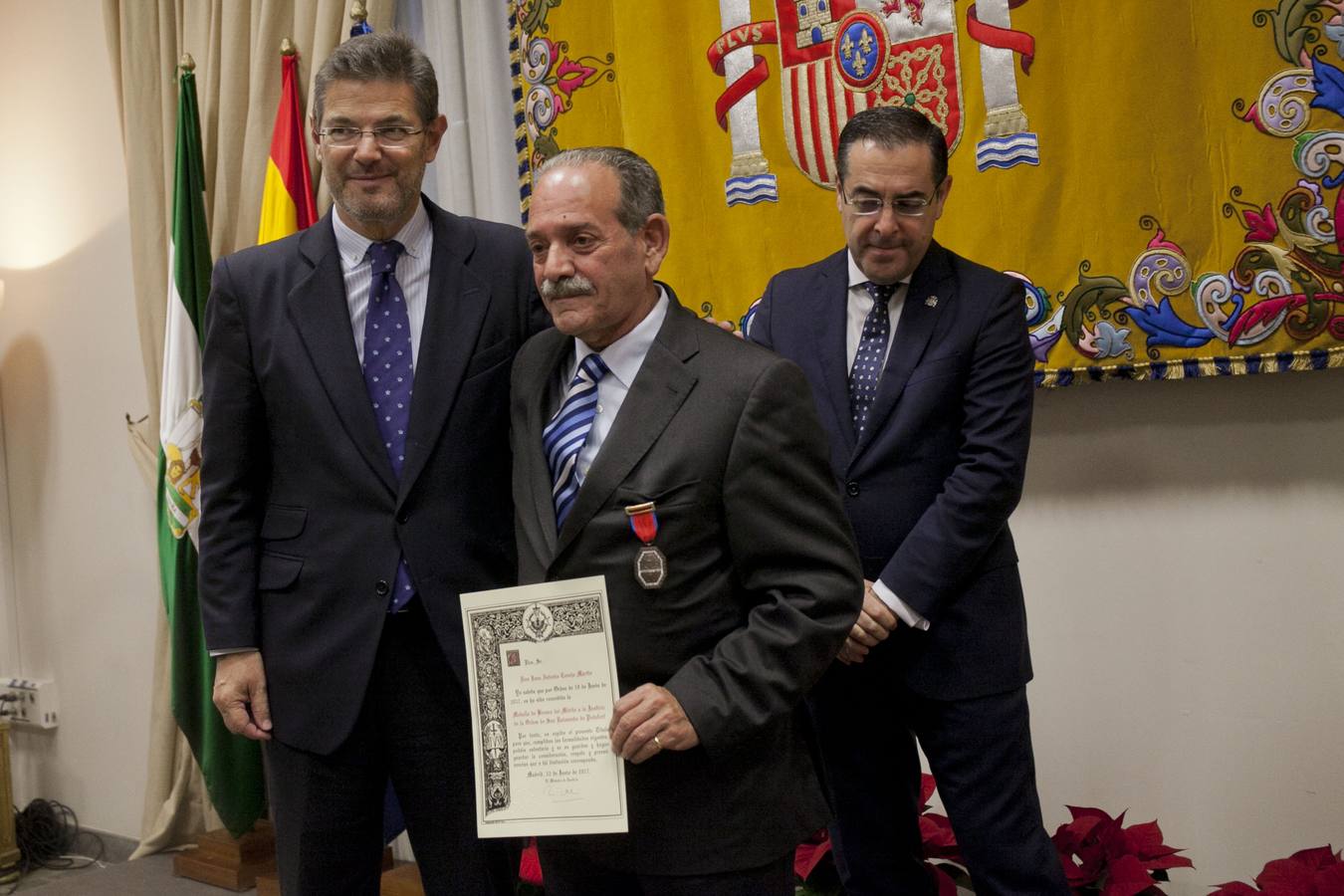 El abogado Sentob Bendodo y el secretario judicial Juan Antonio Conejo reciben esta distinción