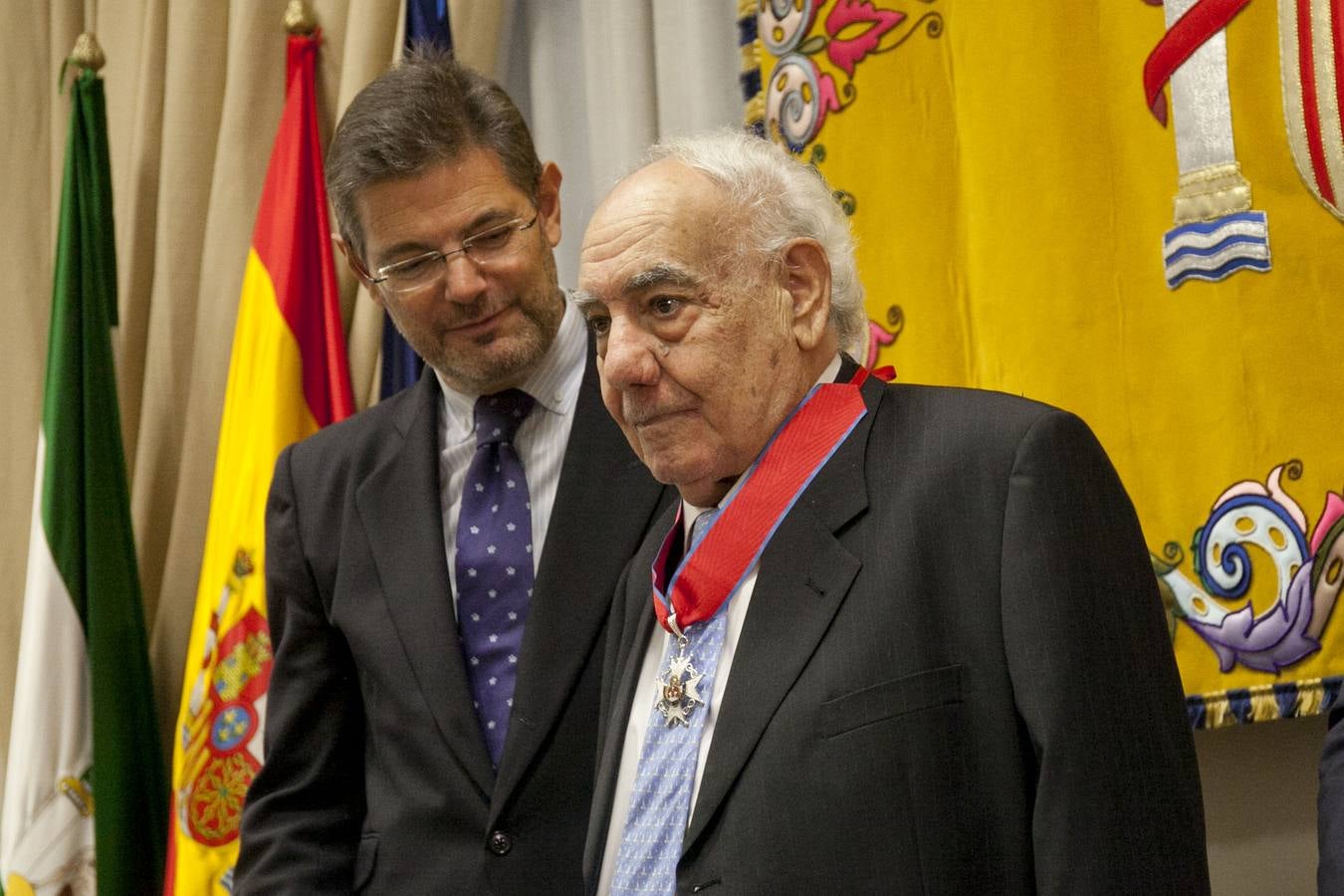 El abogado Sentob Bendodo y el secretario judicial Juan Antonio Conejo reciben esta distinción