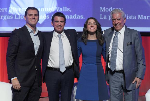 Valls, con Rivera, Arrimadas y Vargas Llosa. :: Albert Gea / reuters