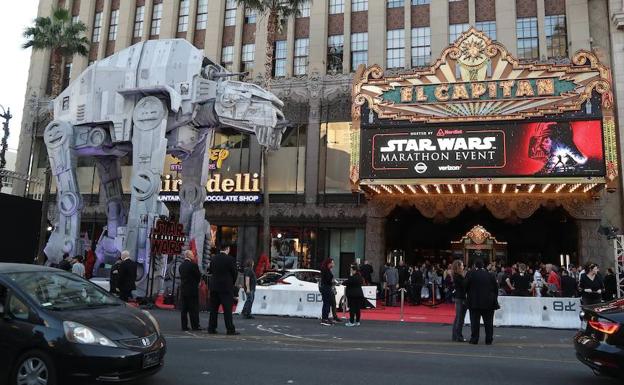 Aficionados esperan en un cine de Estados Unidos. 