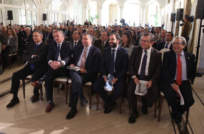 El consejero de Empleo, Javier Carnero, protagonista del encuentro organizado por SUR en colaboración con la Fundación Cajasol