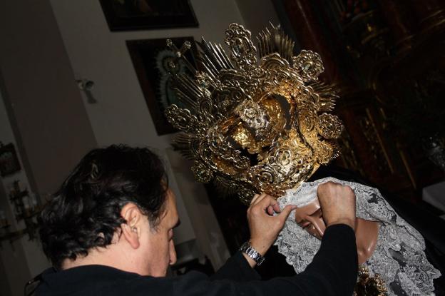 Ángel Ruiz vistiendo a la Virgen de las Angustias de Ronda.  a. o.