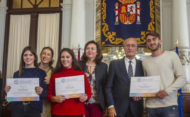 Los ganadores del IES Sierra Bermeja, con sus diplomas. :