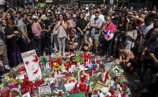 Concentración multitudinaria en homenaje a las víctimas de los ataques de Las Ramblas (Barcelona).