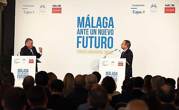 El consejero de Empleo, Javier Carnero, dialoga con el director de SUR, Manuel Castillo. 