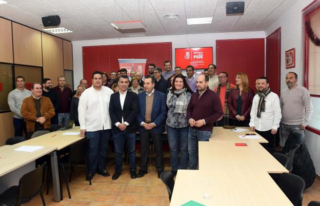 José Luis Ruiz Espejo y José Bernal, ayer en la sede del PSOE de San Pedro Alcántara. 