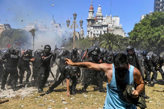 Los antidisturbios de la Policía se enfrentan a manifestantes frente a la sede del Congreso argentino. :: E. Abramovich / AFP