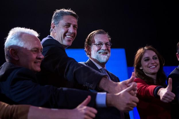 Albiol, Rajoy y Levy, en el último mitin ayer en Barcelona. :: Q. G. / efe