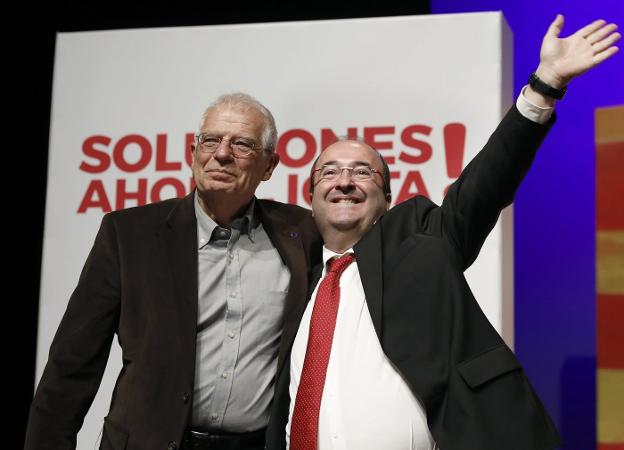 Borrell e Iceta, saludan al concluir el mitin del PSOE ayer en Cornellá de Llobregat. :: A. D. / efe