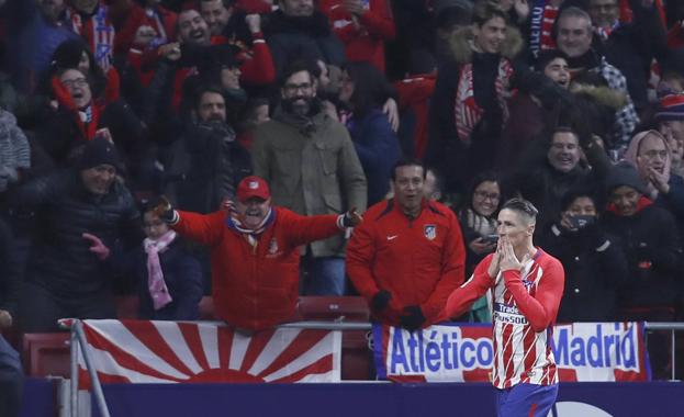 Fernando Torres celebra su gol ante el Alavés. 
