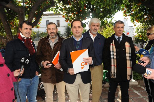Gómez Palma, junto a otros miembros de Ciudadanos. :: josele-lanza