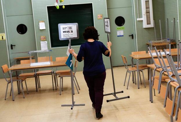 Preparación de uno de los colegios electorales donde se votará hoy. ::  PAU BARRENA / afp