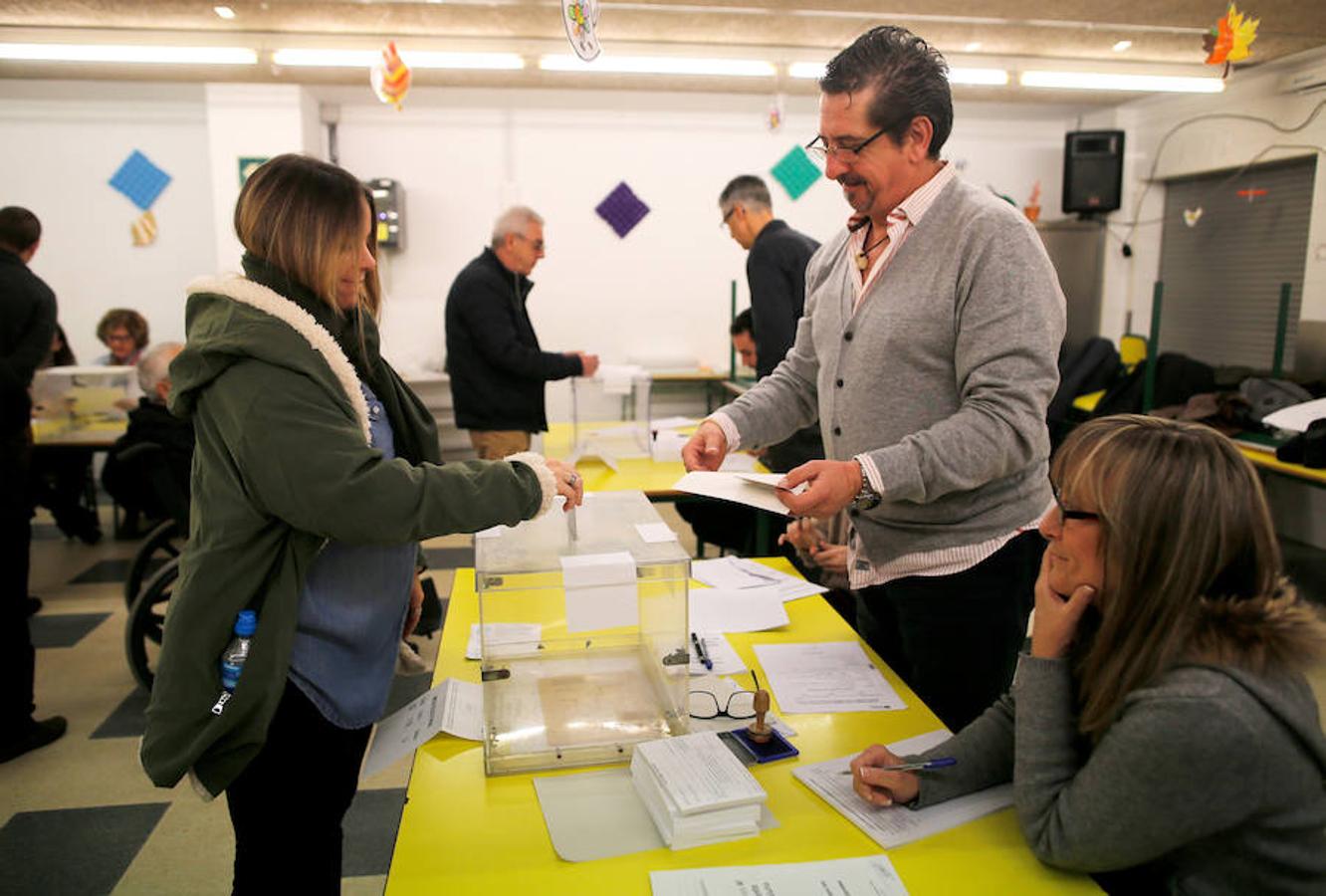 Normalidad en los colegios de Cataluña durante las primeras horas de lla jornada electoral.