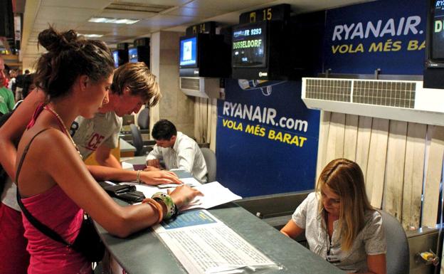 Usuarios en el mostrador de una aerolínea.