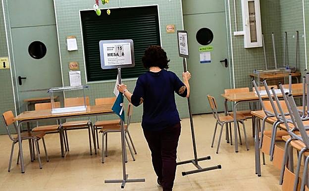 Preparación de uno de los colegios electorales donde se votará hoy. 