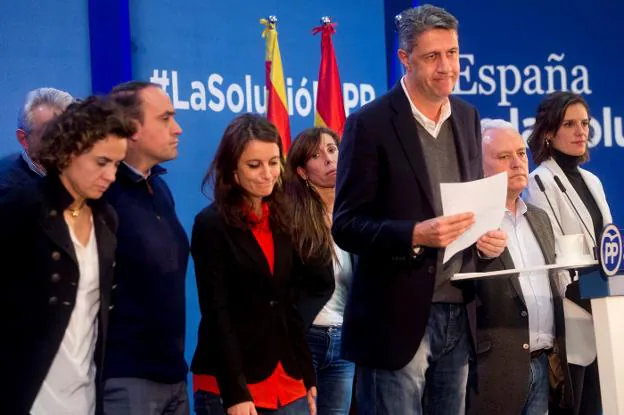 Xavier García Al biol, ayer, acompañado por dirigentes del PP catalán, después de valorar lo resultados electorales del 21-D. :: quique garcía / efe