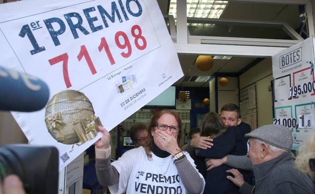 Imagen principal - Alegría entre los malagueños agraciados en el sorteo hoy. 