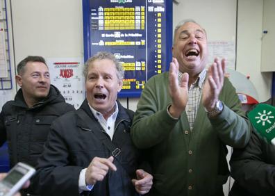 Imagen secundaria 1 - Alegría entre los malagueños agraciados en el sorteo hoy. 
