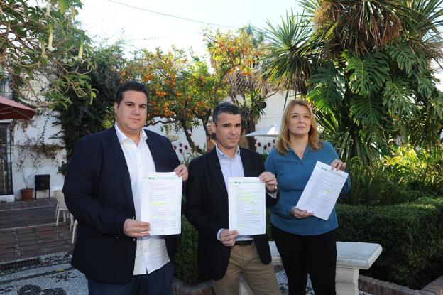Manuel García, José Bernal y Ana González exhiben la página del BOJA donde aparece la licitación .