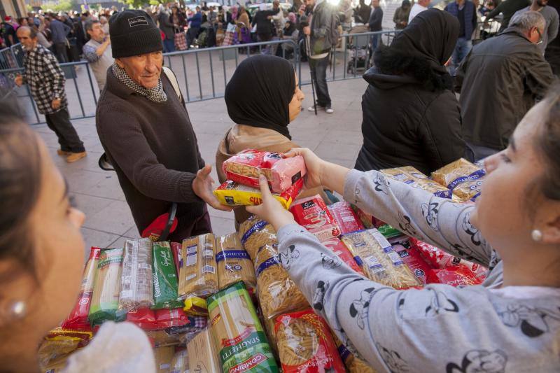 Miles de personas acuden un año más a este acto solidario en Málaga del 24 de diciembre 