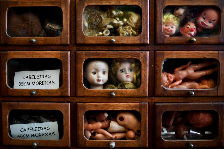 La historia del Hospital de Muñecas de Lisboa se remonta a 1830. Desde entonces llegan a él muñecos de todo tipo. El establecimiento dispone además de varias salas en las que se puede visitar una exposición permanente de juguetes.