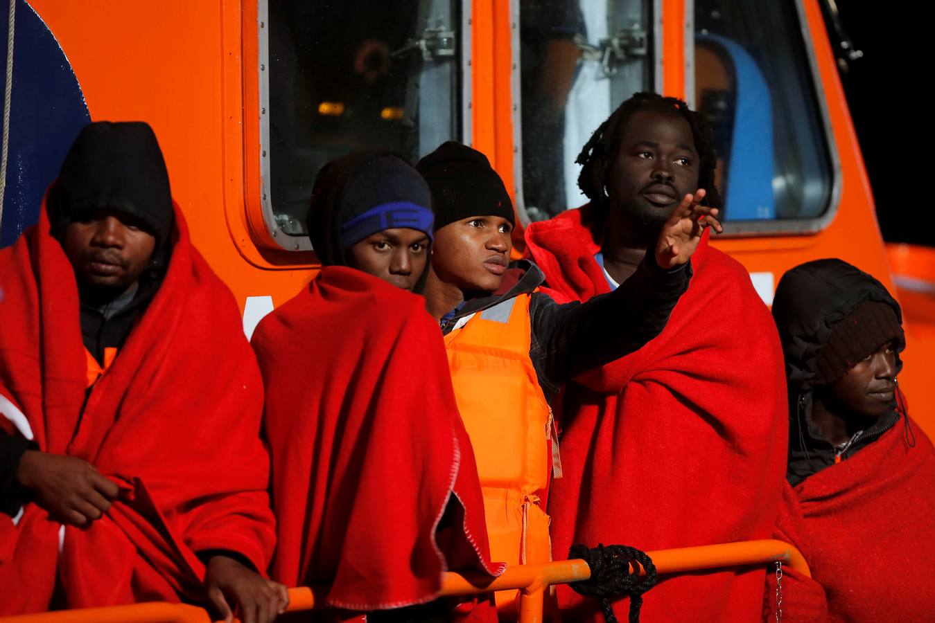 Un total de 54 inmigrantes, 15 de ellos mujeres, han llegado al puerto de Málaga trasladados por la embarcación Salvamar Alnitak tras haber sido rescatados de una patera en el mar de Alborán.