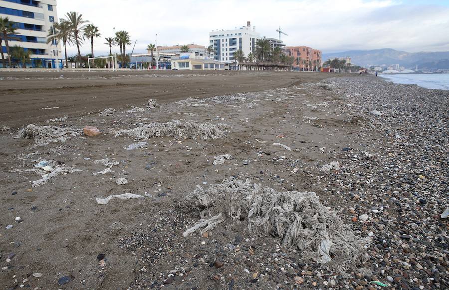 Las playas de la Misericordia llevan dos días mostrando su peor cara, anegadas de toallitas y basuras, que se esparcen por toda la zona de arena. Pequeñas montañas de residuos, que esta mañana estaban limpiando los operarios de Limasa.