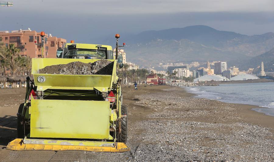 Las playas de la Misericordia llevan dos días mostrando su peor cara, anegadas de toallitas y basuras, que se esparcen por toda la zona de arena. Pequeñas montañas de residuos, que esta mañana estaban limpiando los operarios de Limasa.