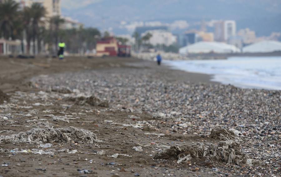 Las playas de la Misericordia llevan dos días mostrando su peor cara, anegadas de toallitas y basuras, que se esparcen por toda la zona de arena. Pequeñas montañas de residuos, que esta mañana estaban limpiando los operarios de Limasa.