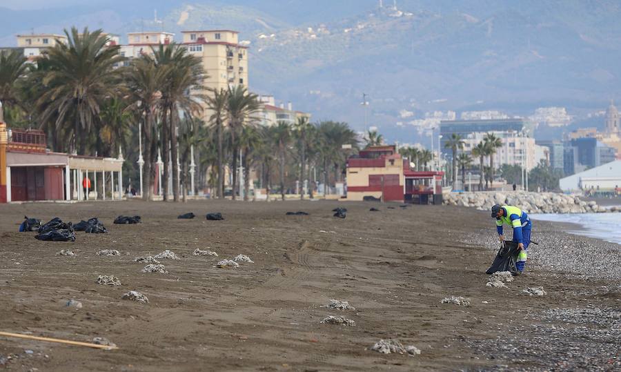 Las playas de la Misericordia llevan dos días mostrando su peor cara, anegadas de toallitas y basuras, que se esparcen por toda la zona de arena. Pequeñas montañas de residuos, que esta mañana estaban limpiando los operarios de Limasa.