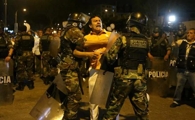 Uno de los manifestantes se enfrenta a la policía.