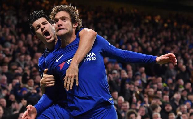 Álvaro Morata y Marcos Alonso, celebrando el segundo gol.