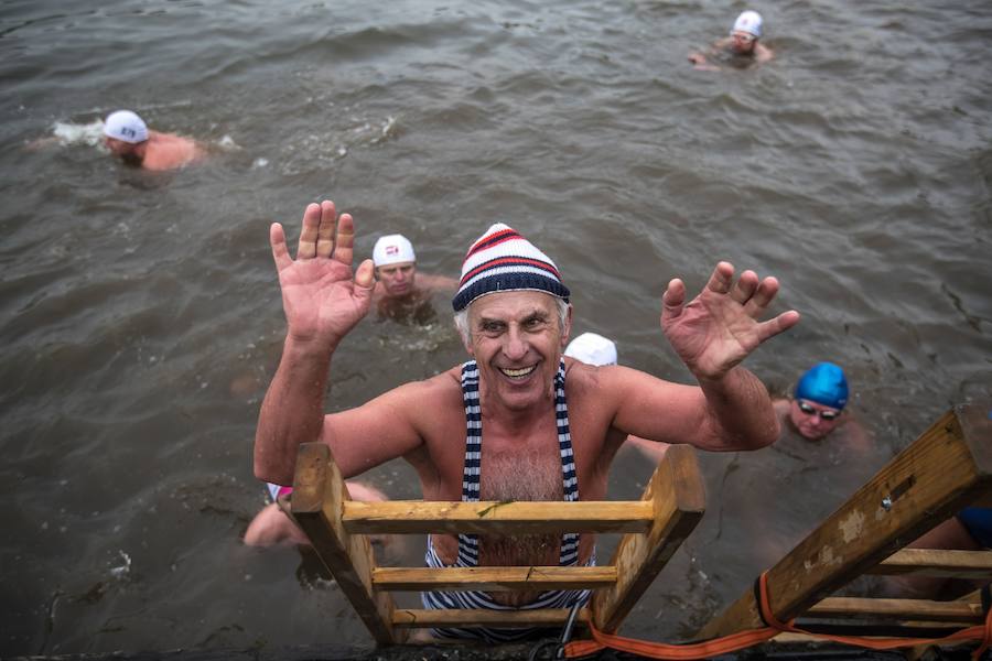 Varios bañistas desafiaron las gélidas temperaturas para participar en la 71 edición de la tradicional carrera Alfred Nikodem que se desarrolla en las frías aguas del río Moldava en su paso por Praga.
