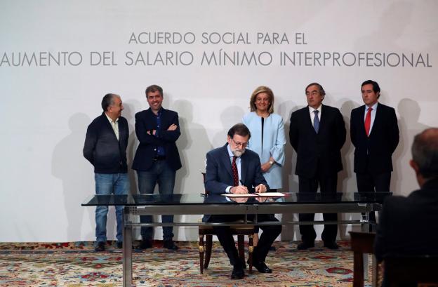 Mariano Rajoy firma el acuerdo ante la ministra de Empleo y los líderes sindicales de CC OO y UGT y de la patronal CEOE y Cepyme. :: efe