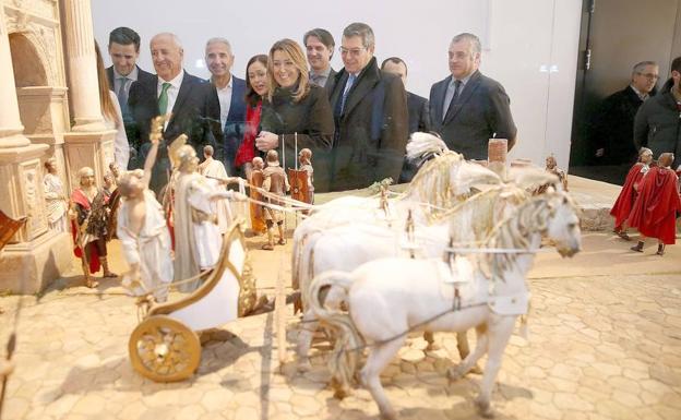 Díaz, durante la visita al Museo de Belenes de Mollina, acompañada del alcalde, Eugenio Sevillano, y el promotor, Antonio Díaz. 