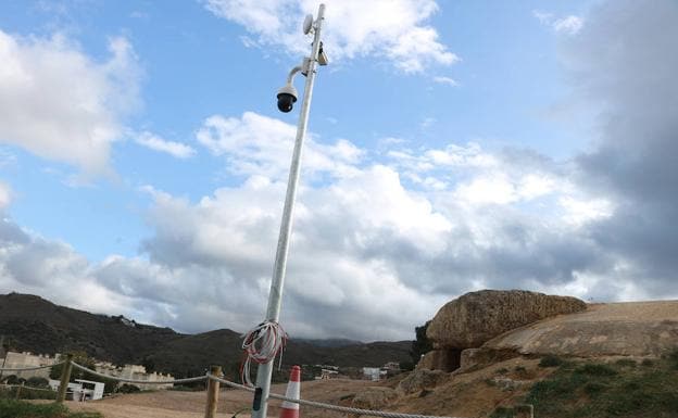 Los postes se han colocado delante de la entrada a los monumentos megalíticos, obstaculizando las vistas que había hasta ahora sin obstáculo de por medio. 