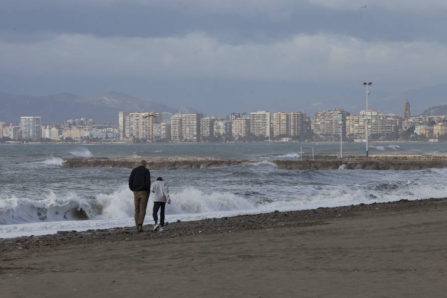El temporal de viento y olas que está sufriendo Málaga ha llevado a que la flota pesquera no pueda faenar.