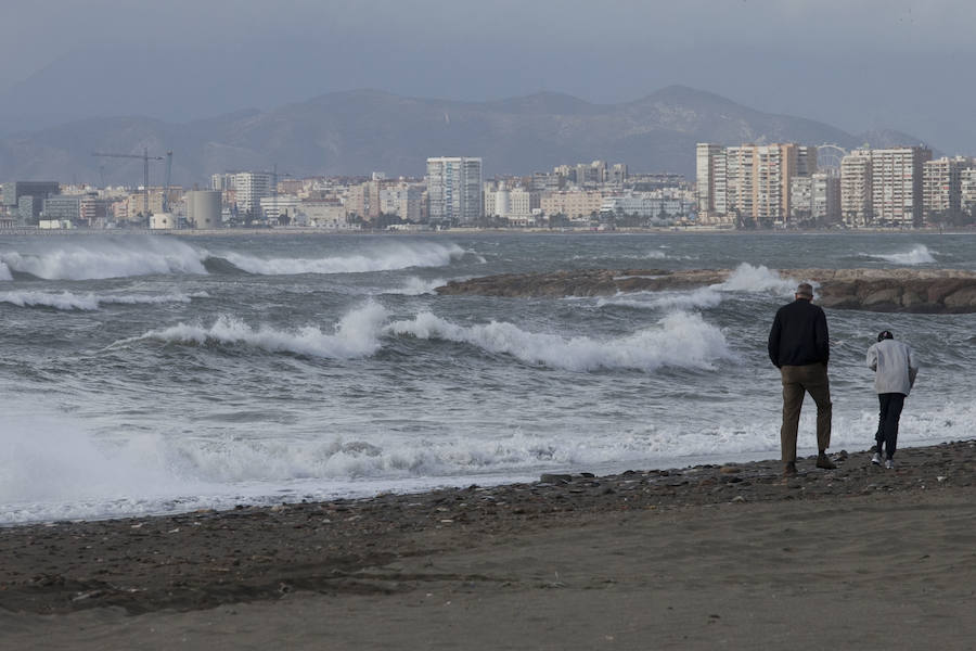 El temporal de viento y olas que está sufriendo Málaga ha llevado a que la flota pesquera no pueda faenar.