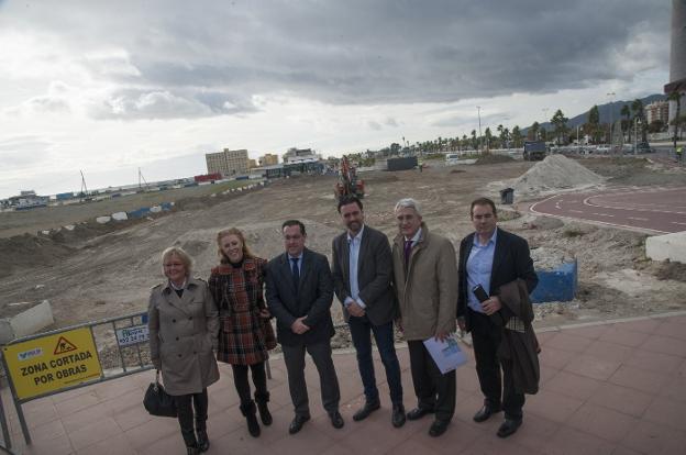 Las autoridades, delante de la parcela que se urbaniza. Al fondo, el chiringuito Vincen Playa, donde culmina la obra. 