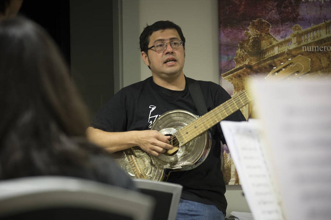 La Orquesta Cateura utiliza los despojos para crear eficaces instrumentos