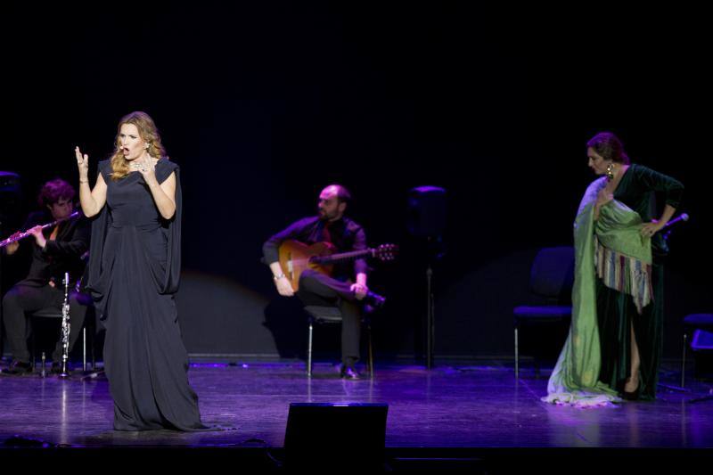 Ofrecen el espectáculo ‘¡Qué suenen con alegría!' en un abarrotado Teatro Cervantes