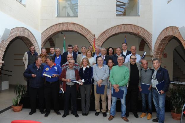 Grupo de jubilados, con la alcaldesa, Javier García y Eloy Ortega. :: j-l