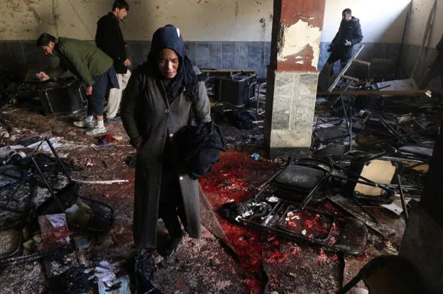 Una mujer permanece en la escena del atentado perpetrado en Kabul. :: Hedayatullah Amid / efe

